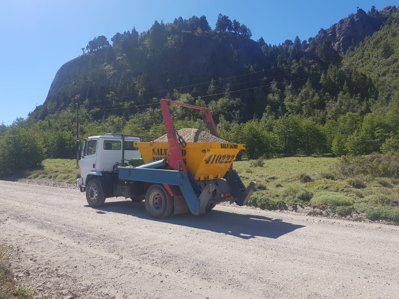 Camión de Salvagno Volquetes con un volquete cargado de áridos en un camino de la cordillera