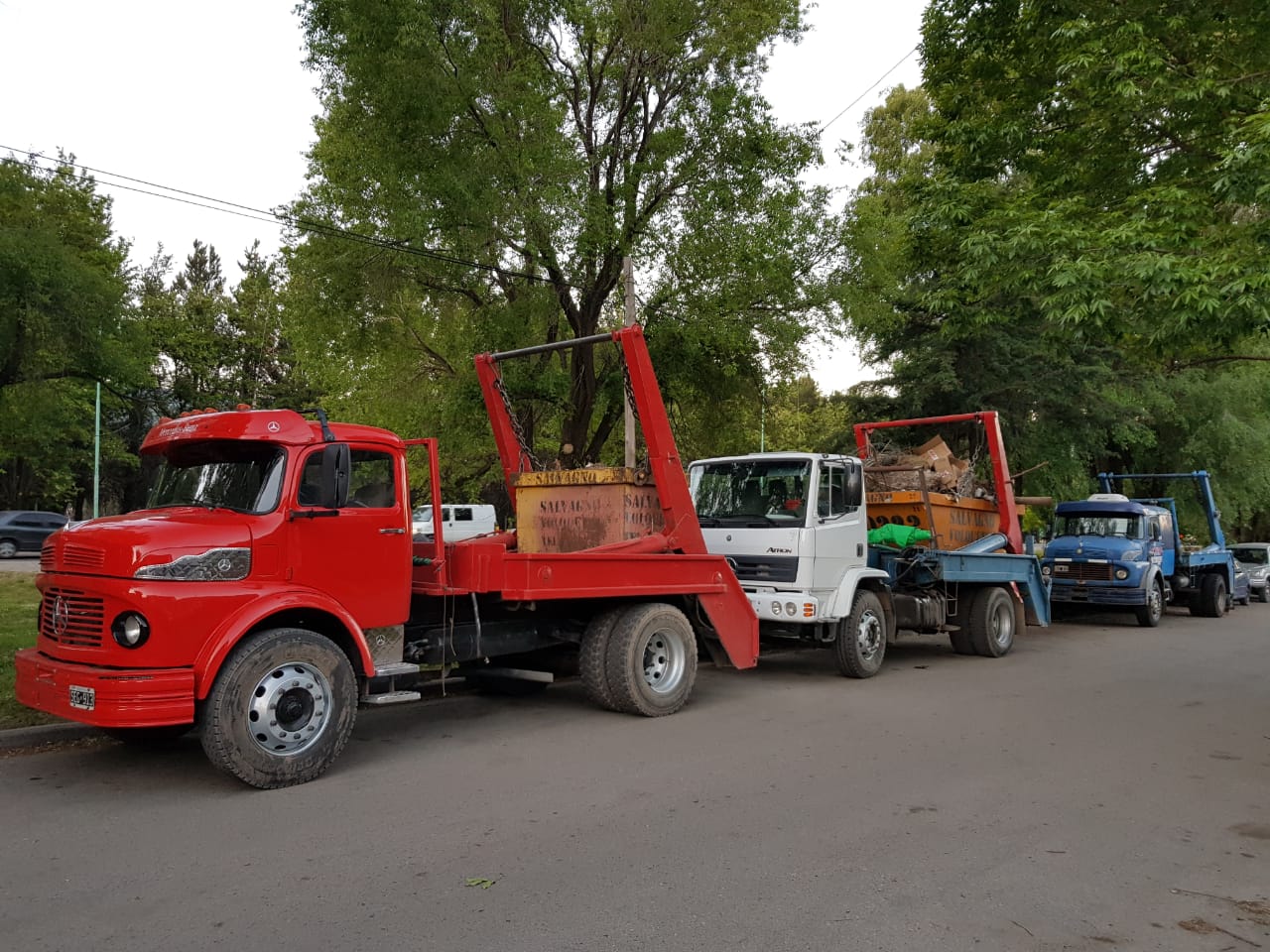 Camiones de Salvagno con sus volquetes estacionados en la calle