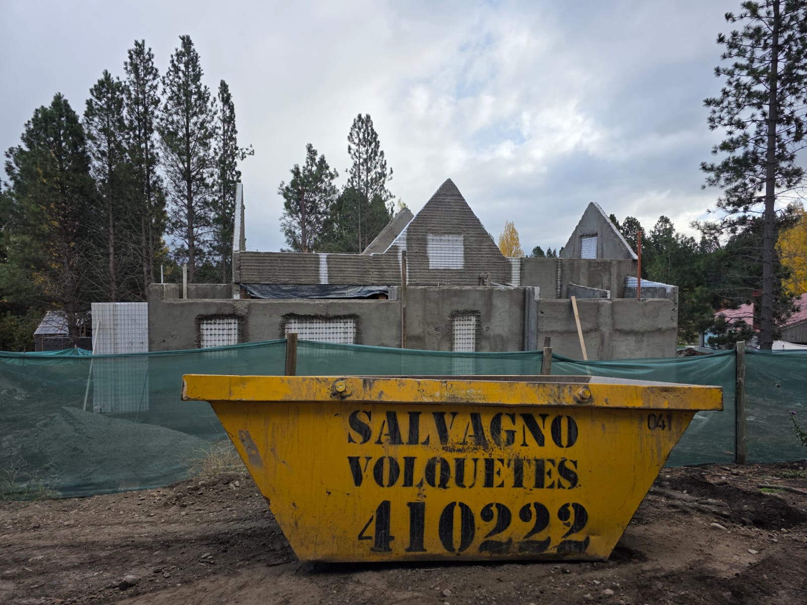 Volquete de Salvagno frente a una casa en construcción