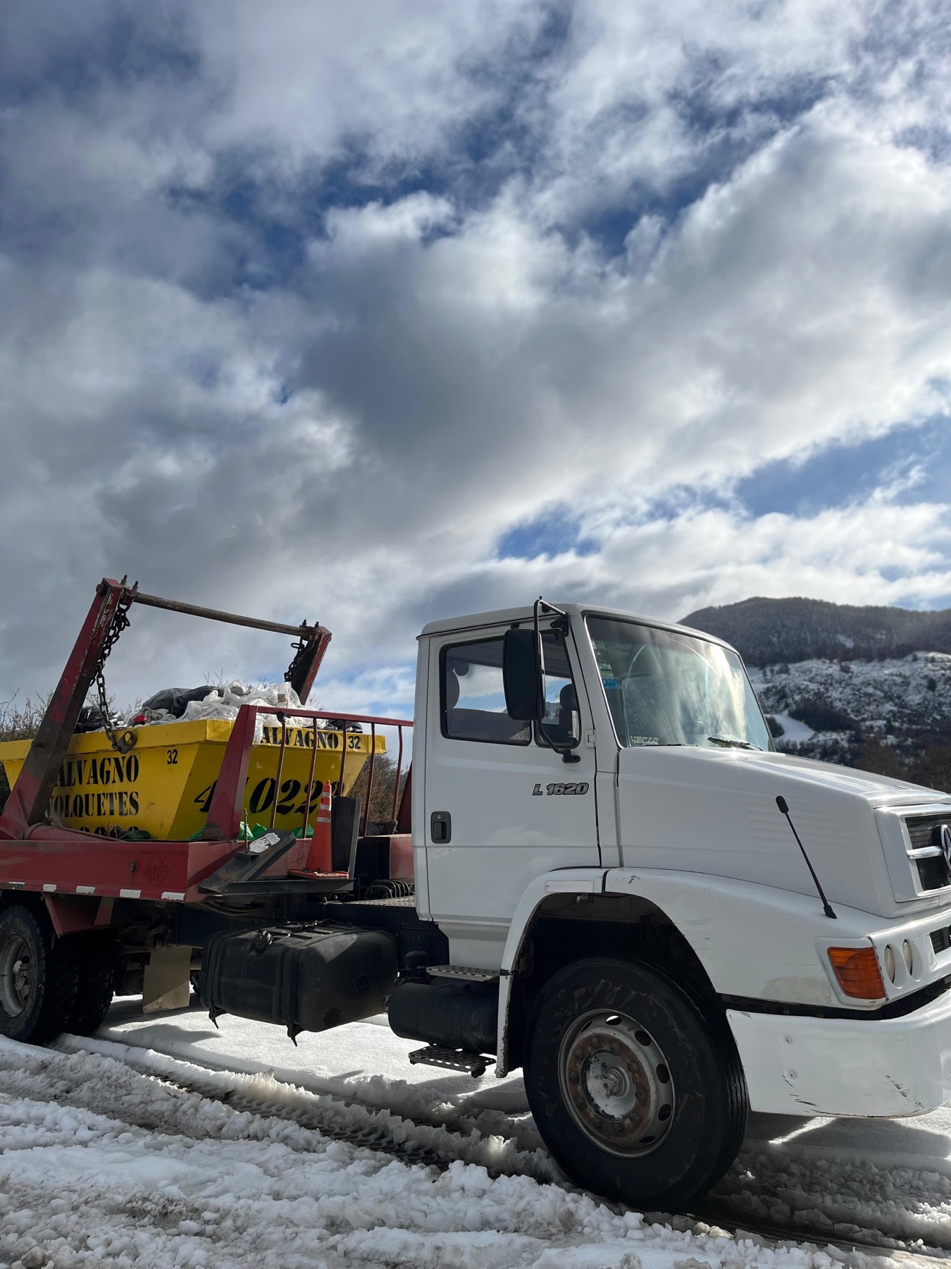 Camión de Salvagno Volquetes con un volquete cargado, sobre la nieve y con la montaña de fondo